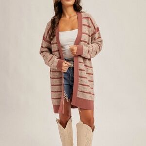 Hem & Thread Cardigan

Polyester 37%
Viscsose 20%
Acrylic 10%
Nylon 4%
Wool 1%